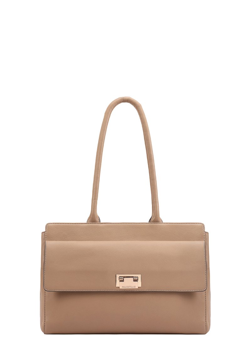 Sac à main en simili cuir beige avec deux longues anses, un rabat à l'avant et un fermoir en métal doré. Texture lisse avec des détails de couture subtils.