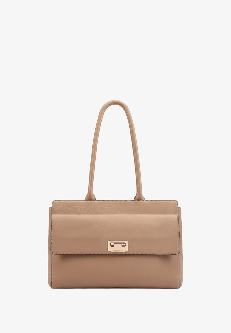 Sac à main en simili cuir beige avec deux longues anses, un rabat à l'avant et un fermoir en métal doré. Texture lisse avec des détails de couture subtils.
