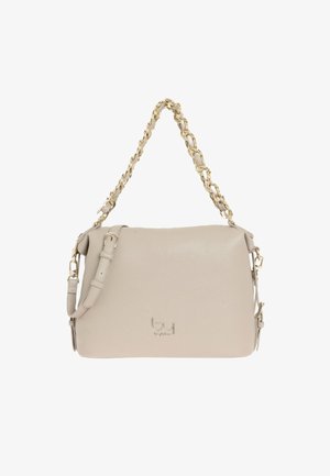 Borsa a mano in pelle beige con manico a catena dorata, tracolla laterale regolabile e piccolo logo metallico al centro davanti.