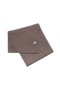 Écharpe marron tricotée, fabriquée en matériau doux, présentant une texture côtelée, un design plié et un petit logo blanc en accent.