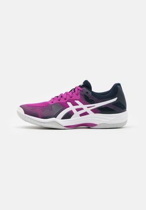 Chaussure de sport avec tige en mesh violet et noir, bandes de logo blanches, semelle blanche et col rembourré noir, vue de côté sur fond blanc.