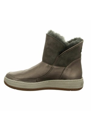 Braune Lederstiefeletten mit weichem grauem Pelzfutter, schlupfdesign, Gummisohle und kontrastierenden braunen Akzenten an der Unterseite.