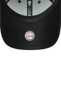 Cappellino da baseball nero con visiera curvata e un adesivo rotondo lucido che mostra un baseball sulla parte frontale. L'interno ha una fodera grigia.