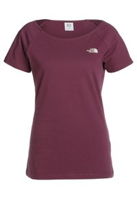 Lyhyhtöinen marooni T-paita, joka on valmistettu puuvillasta. Siinä on pyöreä kaula-aukko ja pieni valkoinen logo vasemmassa rintataskussa.