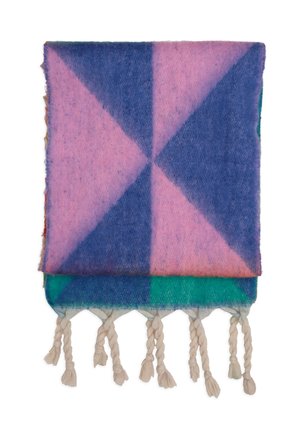 Wollen deken met een geometrisch ontwerp in roze en paars, aangevuld met groene accenten, afgewerkt met gevlochten franjes langs de randen.