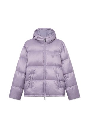 Violet pufjakas ar kapuci, ar priekšējo rāvējslēdzēju, priekšējām kabatām un quilted dizainu siltuma nodrošināšanai. Gluda, spīdīga auduma virsma.