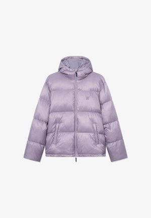Paarse pufferjack met capuchon, voorzien van een rits aan de voorkant, voorzakken en een doorgestikt ontwerp voor isolatie. Glad, glanzend materiaal.