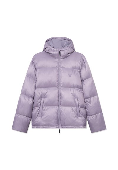 Πουφ jacket σε μωβ χρώμα με κουκούλα, που διαθέτει μπροστινή κλειστού τύπου φερμουάρ, μπροστινές τσέπες και ραφή για μόνωση. Λείος και γυαλιστερός υλικός.