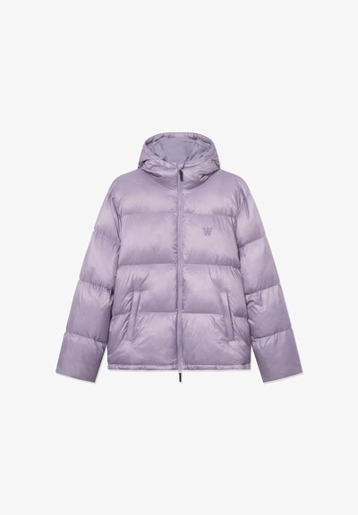 Πουφ jacket σε μωβ χρώμα με κουκούλα, που διαθέτει μπροστινή κλειστού τύπου φερμουάρ, μπροστινές τσέπες και ραφή για μόνωση. Λείος και γυαλιστερός υλικός.