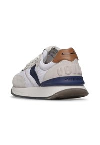 Zapatilla blanca y gris con materiales de ante y cuero, diseño curvado, acentos en color marino y logotipo "VOILE BLANCHE" grabado en el talón.