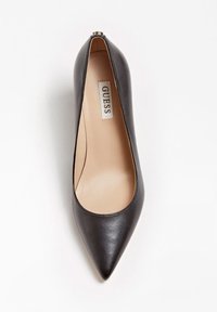 Escarpin en cuir noir à bout pointu avec une texture lisse. L'intérieur présente une semelle intérieure beige et un logo argenté sur la semelle.