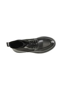Zwarte leren enkelboot met een gladde afwerking, vetersluiting, een trekband aan de achterkant en een dikke, gestructureerde rubberen zool.
