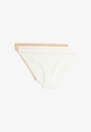 Tri páry rebrovaných nohavičiek strihu bikini v bielej a béžovej farbe, poukladané na sebe s viditeľnými elastickými pásmi, rozložené naplocho na bielom pozadí.