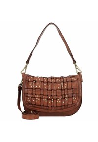 Bolso de mano de cuero marrón con diseño trenzado, acentos de tachuelas, correa ajustable para el hombro y forma curva. Presenta herrajes en tono dorado.