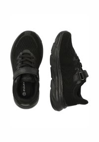 Schwarze Sportschuhe mit einem atmungsaktiven Strick-Obermaterial, strukturierten Details, einem sicheren Riemen und einer gepolsterten Sohle für Komfort und Unterstützung.