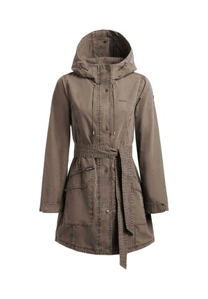 Lange bruine jas met capuchon, vooraan knopen, verstelbare trekkoorden, grote voorzakken en een ceintuur in de taille.