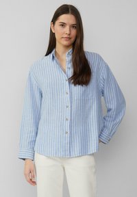 Blauw-wit gestreept overhemd met knopen, gemaakt van lichte stof, met een kraag, lange mouwen en een borstzak.