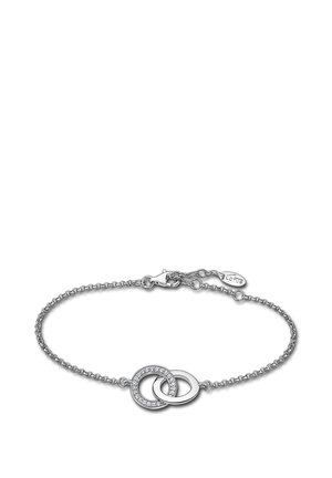 Bracelet en chaîne argentée avec deux anneaux entrelacés, l'un orné de pierres précieuses transparentes. Comprend un fermoir à mousqueton et une étiquette de marque.