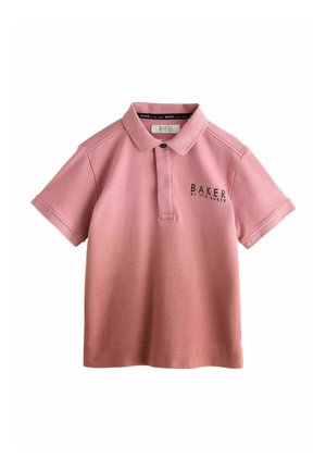 Rosa Poloshirt mit kurzen Ärmeln, Kragen und Knopfleiste, mit dem Schriftzug „BAKER BY TED BAKER“ auf der linken Brust.