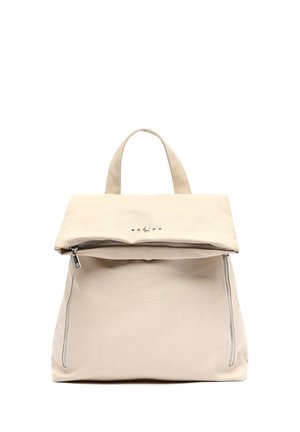 Mochila de cuero beige con solapa, cierre de cremallera, dos cremalleras laterales y cinco tachuelas decorativas en la parte frontal.