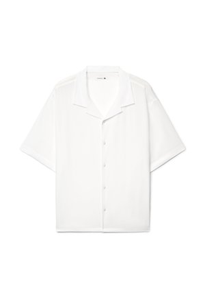 Camicia bianca a maniche corte con bottoni e colletto a camicia, distesa piatta, etichetta taglia XL visibile all'interno del colletto.