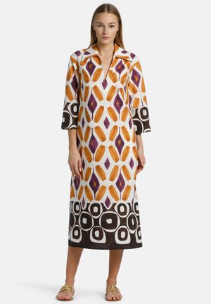 Langes, kragenloses Kleid mit einem geometrischen Muster in Orange, Lila und Schwarz auf weißem Hintergrund; Dreiviertelärmel, wadenlange Länge.