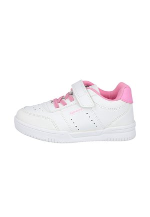 Zapatilla infantil blanca con cordones rosas, talón rosa, tira de velcro y detalles perforados en el lateral.
