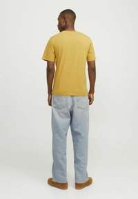 Jack & Jones LOGO RUNDHALS - Triko s potiskem - honey gold