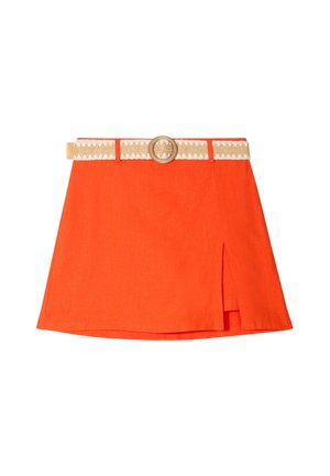 Falda A-line naranja con una abertura frontal, que presenta un cinturón de tejido con una hebilla circular de madera y acentos de patrón geométrico.
