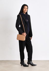 Calvin Klein LINE QUILT - Borsa a tracolla - lion