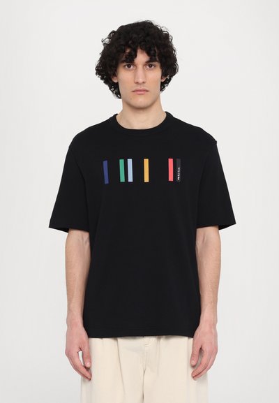 Czarny t-shirt wykonany z bawełny, z poziomymi kolorowymi paskami (niebieskim, zielonym, pomarańczowym, żółtym, czerwonym) na piersiach i luźnym krojem.