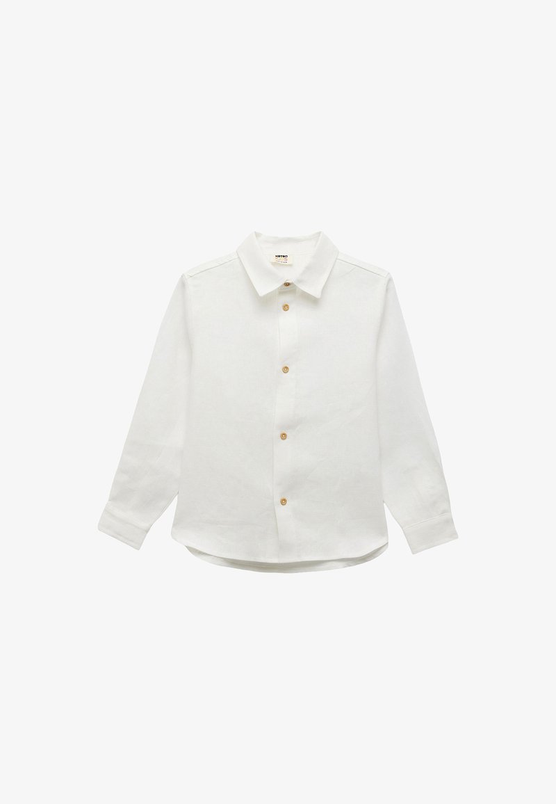 Camisa blanca de manga larga hecha de lino ligero con un cuello puntiagudo, que presenta un cierre de botones en la parte delantera y un dobladillo curvado.