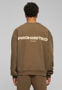 PROHIBITED - UNISEX  CREW NECK - Sweatshirt - mokka Thumbnail-Bild 1