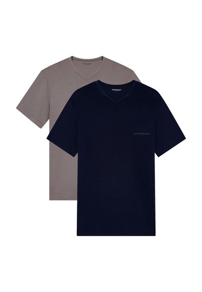 Δύο κοντομάνικα T-shirts με λαιμόκοψη V, ένα μπλε ναυτικό τοποθετημένο μπροστά από ένα γκρι, απλό σχέδιο, με ελάχιστο λογότυπο στο μπλε ναυτικό.