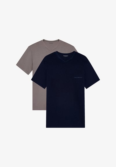 Δύο κοντομάνικα T-shirts με λαιμόκοψη V, ένα μπλε ναυτικό τοποθετημένο μπροστά από ένα γκρι, απλό σχέδιο, με ελάχιστο λογότυπο στο μπλε ναυτικό.