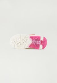 Skoesåler med hvit gummi og rosa gjennomskinnelige aksenter, stjerneformede utskjæringer og et teksturert grep mønster.