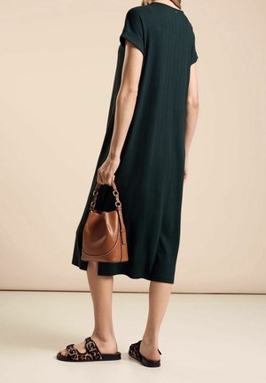 Groene geribbelde midi-jurk met opgerolde mouwen, gecombineerd met een bruine handtas en slip-ons met luipaardprint. Glad textuur, ontspannen pasvorm.