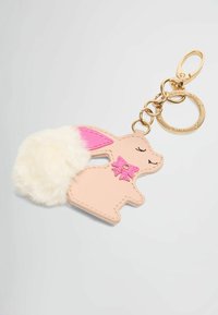 Roze nep leren konijnen sleutelhanger met een pluizige witte staart, versierd met een roze strik en een kleine edelsteen, bevestigd aan een gouden sleutelhanger.