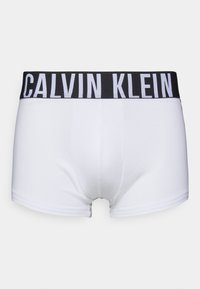 Baltas bokseršorti, izgatavoti no mīksta auduma. Iespējas melna elastīga josta ar "CALVIN KLEIN" uzrakstu treknā baltā burtiem.