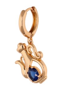 Cercei cu ton auriu, având un design stilizat cu o piatră prețioasă ovală albastră. Structura include accente curbe și elaborate.