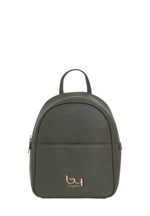 Zaino in finta pelle verde scuro con parte superiore arrotondata, tasca frontale con zip e logo in tonalità oro. Presenta una maniglia superiore e spallacci regolabili.