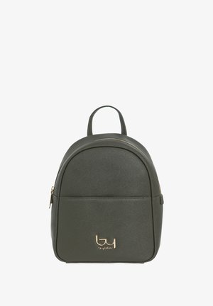 Zaino in finta pelle verde scuro con parte superiore arrotondata, tasca frontale con zip e logo in tonalità oro. Presenta una maniglia superiore e spallacci regolabili.