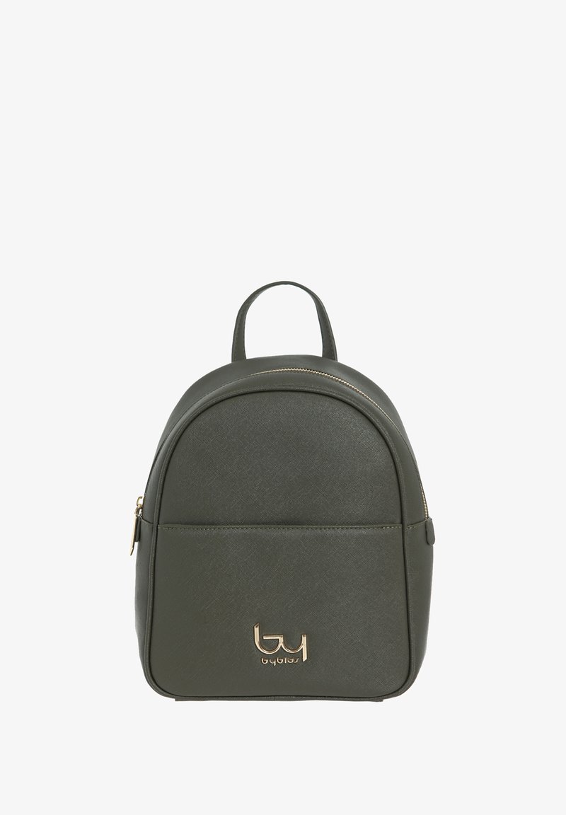 Zaino in finta pelle verde scuro con parte superiore arrotondata, tasca frontale con zip e logo in tonalità oro. Presenta una maniglia superiore e spallacci regolabili.
