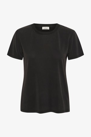 Must lühikeste varrukatega ümmarguse kaelusega T-särk, mille allääres on sirge lõige ja krae sees "leotatud" silt.