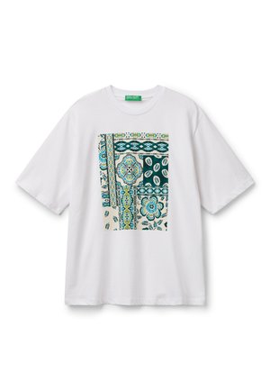 Weißes T-Shirt mit einem rechteckigen teal- und blauen grafischen Muster, das florale und geometrische Designs zeigt, mit kurzen Ärmeln und rundem Ausschnitt.