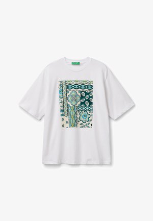 Camiseta blanca con un gráfico rectangular en tonos verde azulado y azul, que presenta diseños florales y geométricos, de manga corta y con cuello redondo.