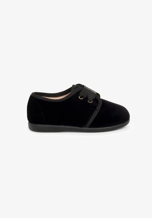 Sort baby sko med to brede velcro-stropper og blød sål, designet til nem lukning og komfort.