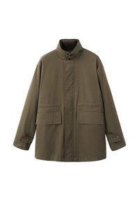 Chaqueta verde oliva con un cuello alto, dos bolsillos delanteros y cierres a presión. Corte holgado y textura de tela suave.