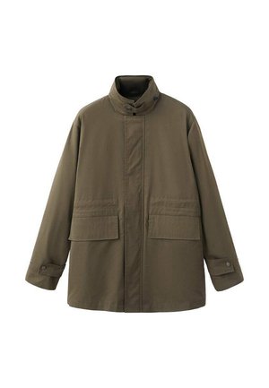 Chaqueta verde oliva con un cuello alto, dos bolsillos delanteros y cierres a presión. Corte holgado y textura de tela suave.