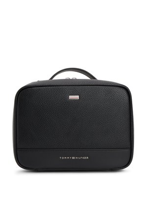 Mustast tekstureeritud nahast tualett-tarvete kott, millel on ülemine käepide, väike Tommy Hilfigeri lipuembleem ja logo tekst allosas esiküljel.